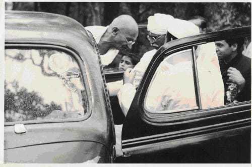 Gandhiji's arrival in Simla, Gandhiji alighting from the car outside Manorvilla, Simla, in 1945.