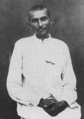 Gandhi in South-Africa, with "Satyagrahi" clothes made after prisoners' clothes, 1913 or 1914