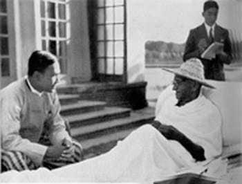 Gandhi with Abha (left) and Dr Sushilanayar at Birla House in Delhi, 1947.
