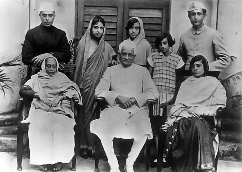 To end the infighting within the Congress, a pact was signed between Gandhi on one hand and Motilal Nehru and C.R. Das on the other whereby the Congress accepted that the Swarajists were in the Councils on the Congress’s behalf. In return, the Swarajists agreed that only those who spun Khadi could be members of the Congress. December 26, 1924.