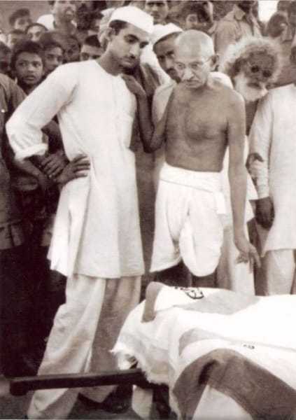 Gandhi by the side of Abdul Bari's coffin, Patna, March 29, 1947