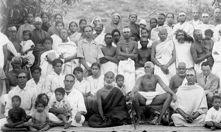 bhagavan-with-devotees