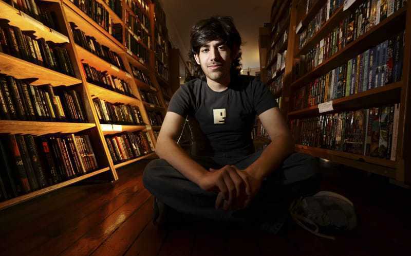 Aaron Swartz poses in a Borderland Books in San Francisco on February 4, 2008. Internet activist and programmer Swartz, who helped create an early version of RSS and later played a key role in stopping a controversial online piracy bill in Congress, has died at age 26, an apparent suicide, New York authorities said January 13, 2013. REUTERS/Noah Berger (UNITED STATES - Tags: PORTRAIT SCIENCE TECHNOLOGY OBITUARY)