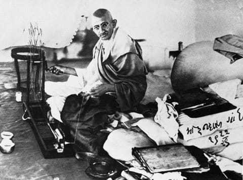 Gandhi spinning. Gujarati Handwriting: Mohandas Gandhi 19-12-1929.