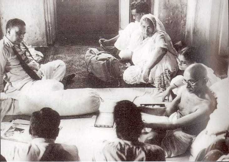 This photo archive shows Gandhiji speaking with his guests during his stay in the Hydari Mansion. In a bid to restore peace in Calcutta, Gandhiji started fasting from Sept 1, 1947. He broke it four days later after assurance from leaders of all communities in Calcutta.