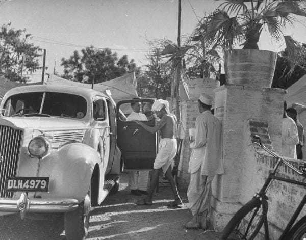 Gandhi entering G.D.Birla's Packard. May 1946.