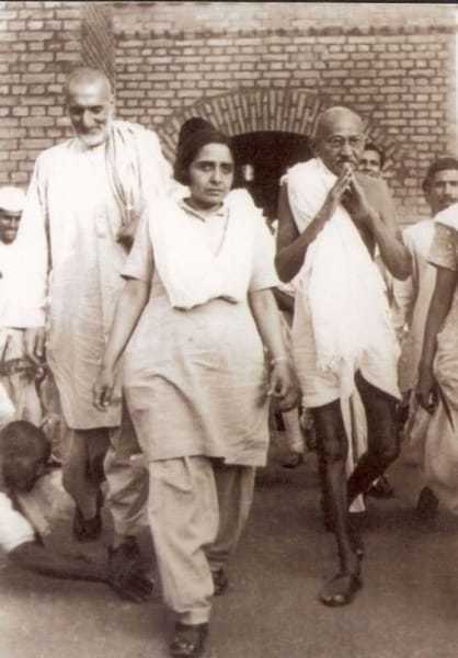 Khan Abdul Ghaffar Khan, Mridula Sarabhai, Mahatma Gandhi, Manu Gandhi (from left) and others during Gandhi's peace march through Bihar, March 1947.