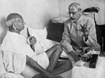 Discussing Lord Wavell's proposal with Maulana Azad, Bombay, June 1945.