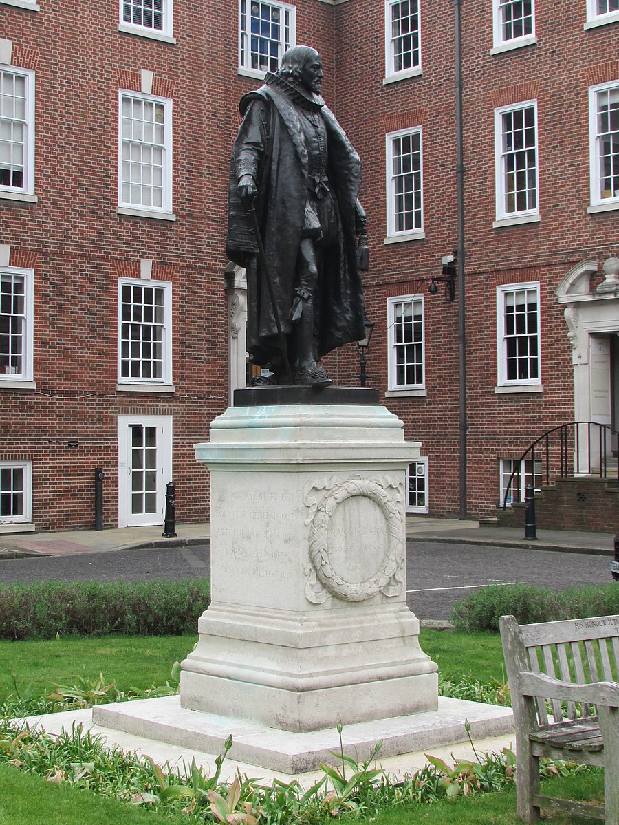 Statue of Francis Bacon