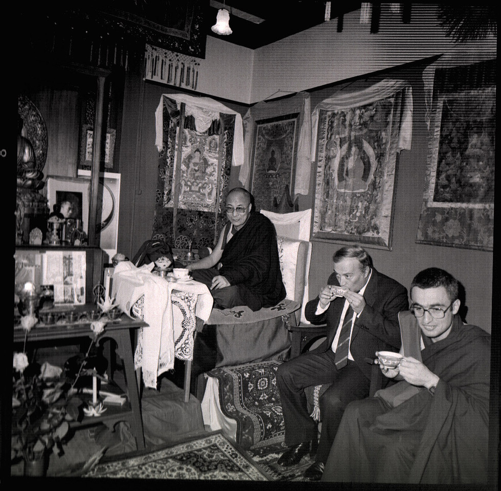 1982-dalai-lama-rinaldi-maire-digne-traducteur-moine-chambre-tibetaine-1