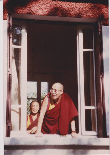 1982-dalai-lama-rinaldi-maire-digne-traducteur-moine-chambre-tibetaine-2