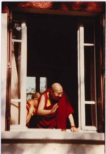 1982-dalai-lama-rinaldi-maire-digne-traducteur-moine-chambre-tibetaine-7